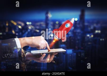 Geschäftsmann startet Rakete vom Handy. 3D-Rendering Stockfoto