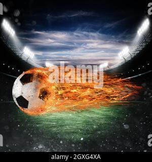 Der professionelle Fußball-Feuerball hinterlässt im Stadion Spuren von Flammen Stockfoto