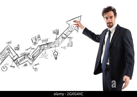 Geschäftsmann zeichnet und zeigt Grafiken auf einem Pfeil bergauf Stockfoto