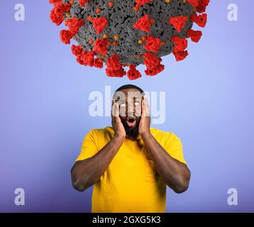 Ängstlicher Ausdruck eines Jungen, der Angst hat, das Coronavirus zu fangen. Stockfoto