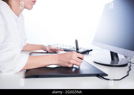 Frau Designerin bei der Arbeit zeichnet mit dem Grafikbrett Stockfoto
