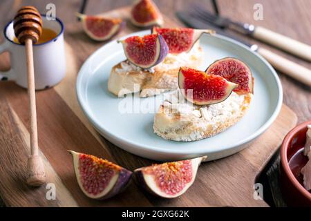 Leckere Sandwiches mit Feigen, Feta-Käse und Honig Stockfoto