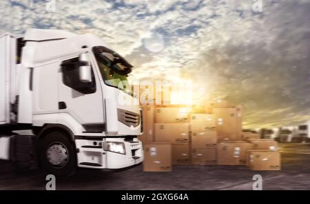 LKW in einer Kaution mit Paketen bereit zu liefern beginnen Stockfoto