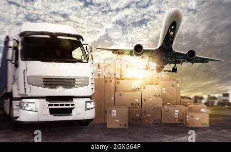 LKW und Flugzeug in einer Kaution mit Paketen bereit zu liefern beginnen Stockfoto