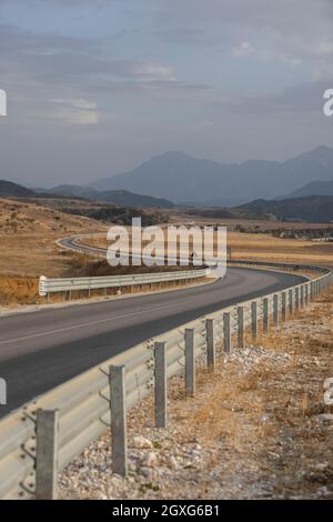 Die Bergstraße des Llogara-Passes (Qafa e Llogarasë) verbindet das Dukat-Tal im Norden mit der albanischen Riviera auf der Südseite, Albanien, dem Balkan. Stockfoto