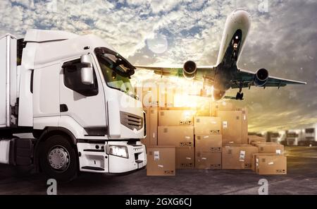 LKW und Flugzeug in einer Kaution mit Paketen bereit zu liefern beginnen Stockfoto