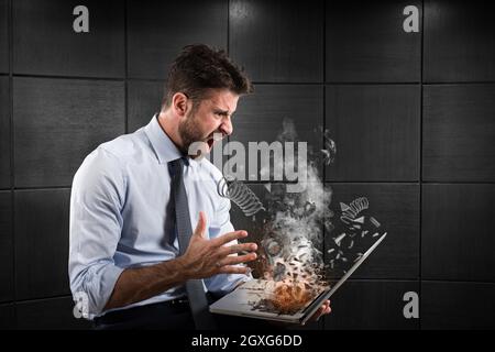 Stress und Frustration eines Geschäftsmannes, verursacht durch einen Computer Stockfoto