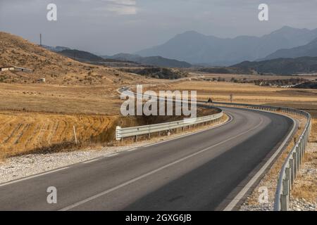 Die Bergstraße des Llogara-Passes (Qafa e Llogarasë) verbindet das Dukat-Tal im Norden mit der albanischen Riviera auf der Südseite, Albanien, dem Balkan. Stockfoto