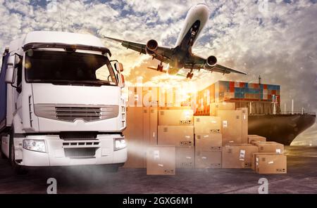 LKW, Flugzeuge und Fracht in einem Depot mit Paketen startbereit zu versenden Stockfoto