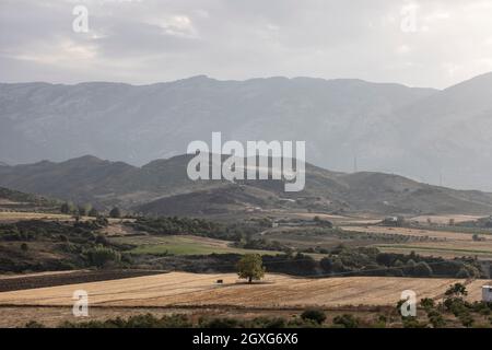 Die Bergstraße des Llogara-Passes (Qafa e Llogarasë) verbindet das Dukat-Tal im Norden mit der albanischen Riviera auf der Südseite, Albanien, dem Balkan. Stockfoto