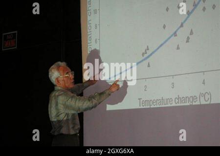 Der Professor der Princeton University, Syukuro, „Suki“ Manabe, wird während eines Vortrags über Temperaturänderungen abgebildet. Der Nobelpreis für Physik 2021 wurde gemeinsam mit Syukuro Manabe und Klaus Hasselmann „für bahnbrechende Beiträge zum Verständnis komplexer Systeme“ für die physikalische Modellierung des Erdklimas, Quantifizieren von Variabilität und zuverlässige Vorhersage der globalen Erwärmung“ und die andere Hälfte von Giorgio Parisi „für die Entdeckung des Zusammenspiels von Störungen und Schwankungen in physikalischen Systemen von atomaren bis planetarischen Skalen“. Fotos mit freundlicher Genehmigung von Geophysical Fluid Dynamics La Stockfoto