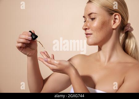 Seitenansicht einer schönen lächelnden Frau mit Hyaluronsäure Stockfoto