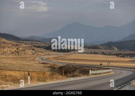 Die Bergstraße des Llogara-Passes (Qafa e Llogarasë) verbindet das Dukat-Tal im Norden mit der albanischen Riviera auf der Südseite, Albanien, dem Balkan. Stockfoto