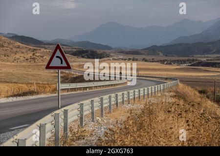 Die Bergstraße des Llogara-Passes (Qafa e Llogarasë) verbindet das Dukat-Tal im Norden mit der albanischen Riviera auf der Südseite, Albanien, dem Balkan. Stockfoto