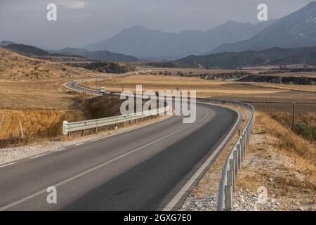 Die Bergstraße des Llogara-Passes (Qafa e Llogarasë) verbindet das Dukat-Tal im Norden mit der albanischen Riviera auf der Südseite, Albanien, dem Balkan. Stockfoto