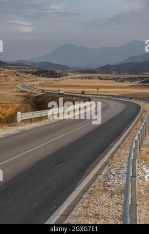 Die Bergstraße des Llogara-Passes (Qafa e Llogarasë) verbindet das Dukat-Tal im Norden mit der albanischen Riviera auf der Südseite, Albanien, dem Balkan. Stockfoto