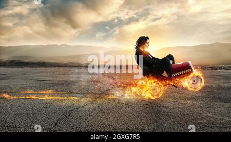 Schnelle Geschäftsfrau mit einem Auto gewinnt gegen die Konkurrenten. Konzept für geschäftlichen Erfolg und Wettbewerb Stockfoto