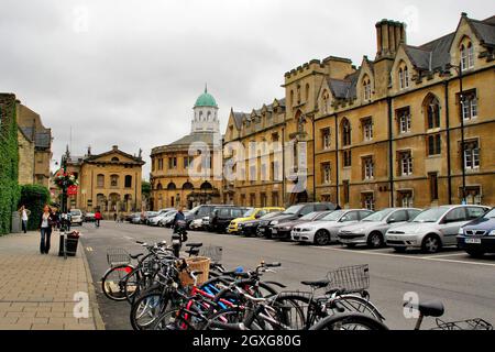 Schnitzarbeiten an der Außenwand eines alten Gebäudes an der Universität Oxford, Großbritannien Stockfoto