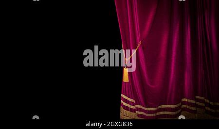 Die roten Vorhänge der Bühne öffnen sich für die Theateraufführung Stockfoto