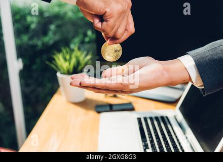 Münze bitcoin Business digitale Geld Finanzen elektronische an Hand business Mann im Büro Stockfoto