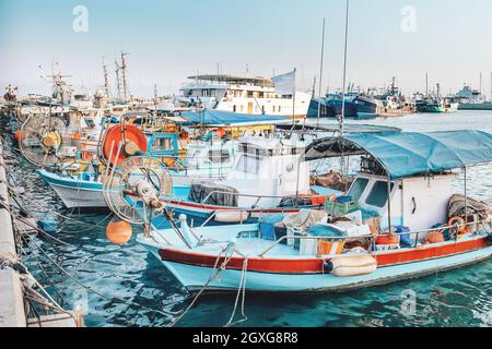 Kleine bunte Fischerboote vertäuten im Hafen Stockfoto