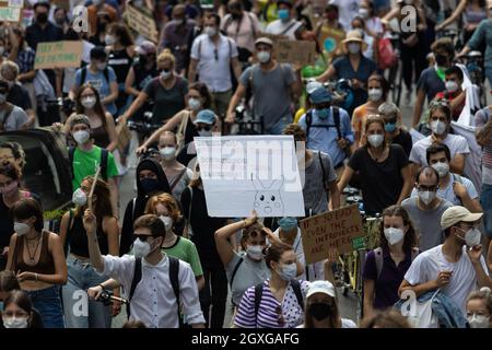 München, Deutschland. September 2021. Hunderte Klimaaktivisten*innen sammeln sich am 10.9.2021 in München, um für mehr Klimaschutz und gegen die IAA Mobility zu demontieren. - Hunderte von Klimaaktivisten versammelten sich am 10. September 2021 in München, um für mehr Klimaschutz und gegen die IAA Mobilität zu protestieren. (Foto: Alexander Pohl/Sipa USA) Quelle: SIPA USA/Alamy Live News Stockfoto