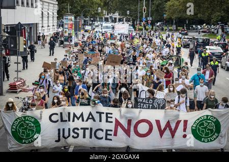 München, Deutschland. September 2021. Hunderte Klimaaktivisten*innen sammeln sich am 10.9.2021 in München, um für mehr Klimaschutz und gegen die IAA Mobility zu demontieren. - Hunderte von Klimaaktivisten versammelten sich am 10. September 2021 in München, um für mehr Klimaschutz und gegen die IAA Mobilität zu protestieren. (Foto: Alexander Pohl/Sipa USA) Quelle: SIPA USA/Alamy Live News Stockfoto