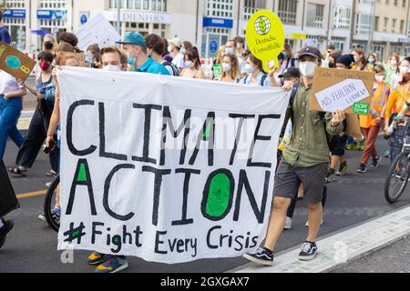 München, Deutschland. September 2021. Hunderte Klimaaktivisten*innen sammeln sich am 10.9.2021 in München, um für mehr Klimaschutz und gegen die IAA Mobility zu demontieren. - Hunderte von Klimaaktivisten versammelten sich am 10. September 2021 in München, um für mehr Klimaschutz und gegen die IAA Mobilität zu protestieren. (Foto: Alexander Pohl/Sipa USA) Quelle: SIPA USA/Alamy Live News Stockfoto