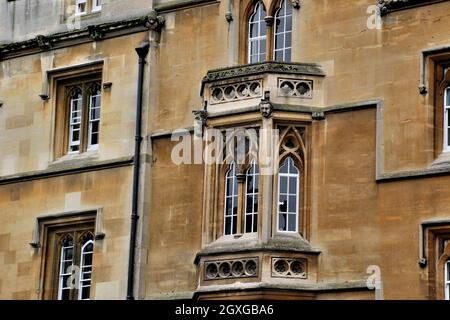 Schnitzarbeiten an der Außenwand eines alten Gebäudes an der Universität Oxford, Großbritannien Stockfoto