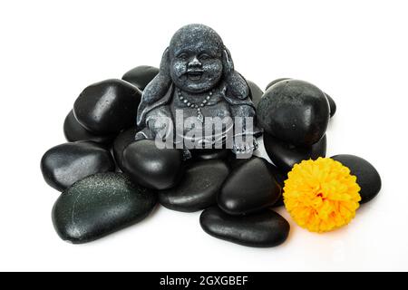 Buddha und Stapel von schwarzen Basaltsteinen Stockfoto