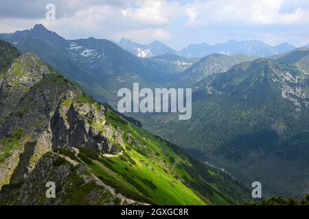 Der Weg vom Berg Kasprov führt entlang der polnisch-slowakischen Grenze. Hohe Tatra, Polen. Stockfoto