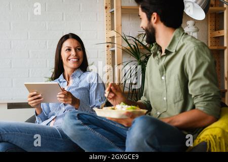 Junge glücklich multirassischen Paar in der Liebe ruhen, Spaß zu Hause Stockfoto