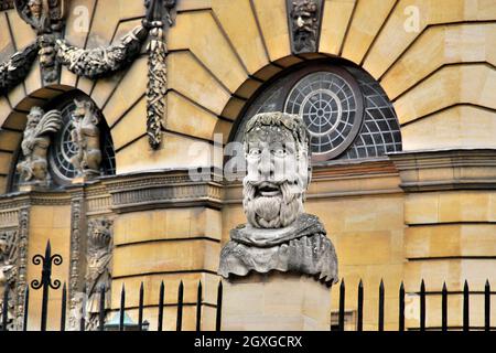 Schnitzarbeiten an der Außenwand eines alten Gebäudes an der Universität Oxford, Großbritannien Stockfoto