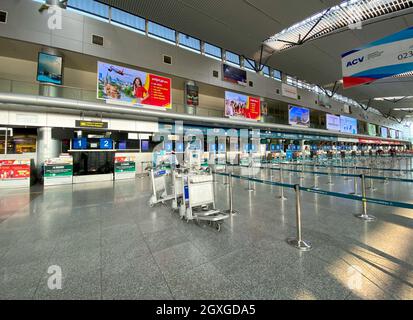 Da Nang, Vietnam - 13. März 2020. Check-in-Schalter von Vietnam Airlines am Abflugterminal des Flughafens Da Nang. Stockfoto