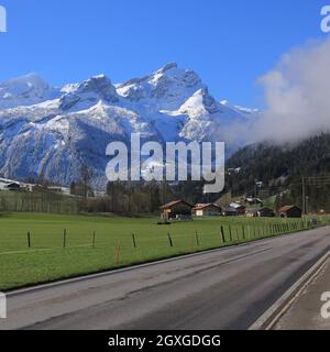 Frühlingsmorgen im Saanenlandtal, Schweiz. Stockfoto