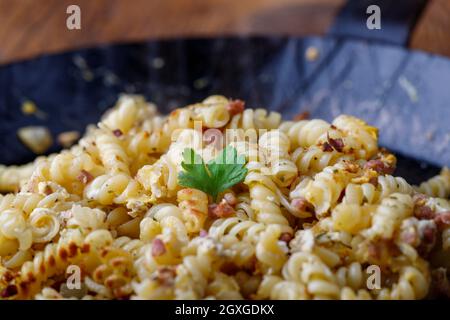 spirelli Pasta in einer eisernen Pfanne Stockfoto