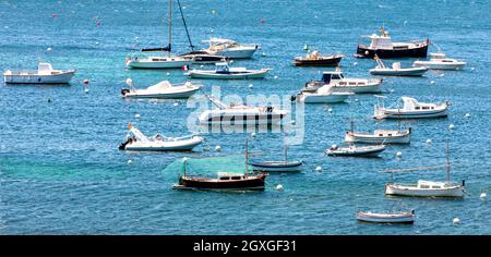 Die Bucht mit kleinen Booten in Cadacez, Spanien. Selektiver Fokus Stockfoto