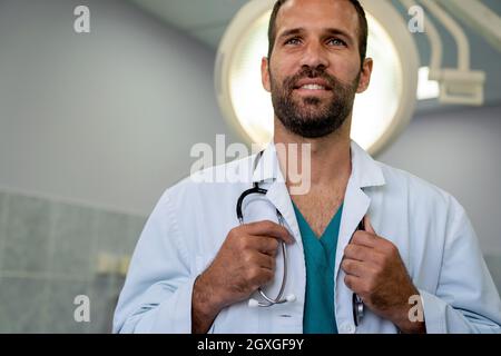 Mitarbeiter im Gesundheitswesen, Coronavirus, Covid-19-Pandemie und Versicherungskonzept. Stockfoto