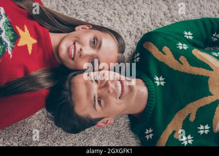 Fotoporträt Junges Paar von oben, das Zeit zusammen verbringt und lächelt auf dem Boden liegt Stockfoto