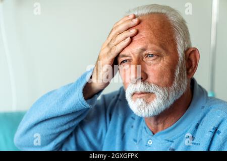 Älterer Mann, der an Kopfschmerzen leidet. Gesundheitswesen Krankheit Menschen Konzept Stockfoto