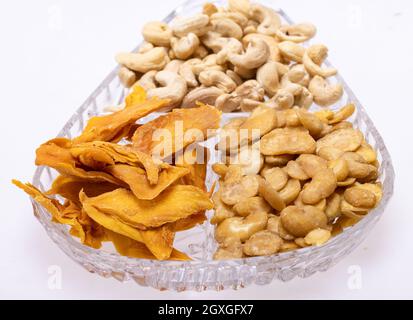 Geröstete und gesalzene Fava-Bohnen, Cashewnüsse und getrocknete Mangoscheiben für einen gesunden veganen und vegetarischen Ernährungs-Snack. Hoch in Protein, Vitamine, Diät-Fi Stockfoto