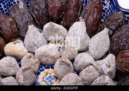 Getrocknete Feigen mit Reismehl und Medjoul Jumbo Datteln bestreut. Stockfoto