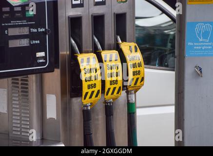 London, Großbritannien. Oktober 2021. Schilder „Sorry, out of use“ decken die Zapfsäulen an einer Texaco-Station im Zentrum von London ab. An vielen Tankstellen ist aufgrund des Mangels an Lkw-Fahrern im Zusammenhang mit dem Brexit und des panischen Kaufs Benzin ausgelaufen. Kredit: Vuk Valcic / Alamy Live Nachrichten Stockfoto