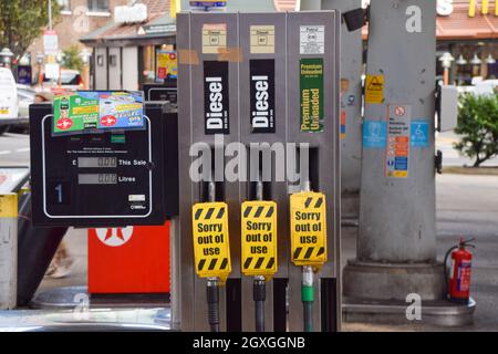 London, Großbritannien. Oktober 2021. Schilder „Sorry, out of use“ decken die Zapfsäulen an einer Texaco-Station im Zentrum von London ab. An vielen Tankstellen ist aufgrund des Mangels an Lkw-Fahrern im Zusammenhang mit dem Brexit und des panischen Kaufs Benzin ausgelaufen. Kredit: Vuk Valcic / Alamy Live Nachrichten Stockfoto