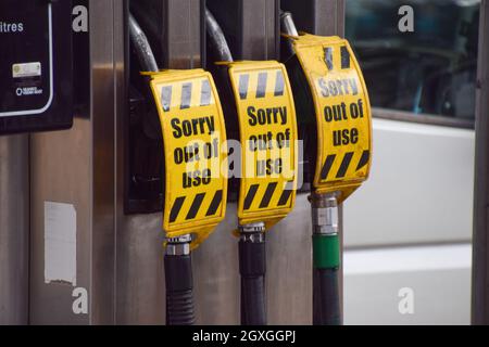 London, Großbritannien. Oktober 2021. Schilder „Sorry, out of use“ decken die Zapfsäulen an einer Texaco-Station im Zentrum von London ab. An vielen Tankstellen ist aufgrund des Mangels an Lkw-Fahrern im Zusammenhang mit dem Brexit und des panischen Kaufs Benzin ausgelaufen. Kredit: Vuk Valcic / Alamy Live Nachrichten Stockfoto