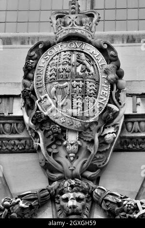 Schnitzarbeiten an der Außenwand eines alten Gebäudes an der Universität Oxford, Großbritannien Stockfoto