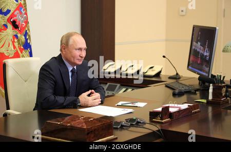 Novo-Ogaryowo, Russland. Oktober 2021. Der russische Präsident Wladimir Putin hält ein Videotreffen mit dem amtierenden Gouverneur der Region Wladimir, Alexander Avdejew, aus der Novo-Ogaryow-Residenz am 4. Oktober 2021 in der Nähe von Moskau, Russland, ab. Quelle: Evgeniy Paulin/Kremlin Pool/Alamy Live News Stockfoto