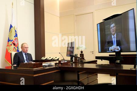Novo-Ogaryowo, Russland. Oktober 2021. Der russische Präsident Wladimir Putin hält ein Videotreffen mit dem amtierenden Gouverneur der Region Wladimir, Alexander Avdejew, aus der Novo-Ogaryow-Residenz am 4. Oktober 2021 in der Nähe von Moskau, Russland, ab. Quelle: Evgeniy Paulin/Kremlin Pool/Alamy Live News Stockfoto