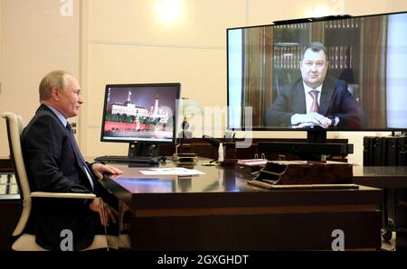 Novo-Ogaryowo, Russland. Oktober 2021. Der russische Präsident Wladimir Putin hält ein Videotreffen mit dem amtierenden Gouverneur der Region Tambow, Maxim Jegorov, aus der Novo-Ogaryov-Residenz am 4. Oktober 2021 in der Nähe von Moskau, Russland, ab. Quelle: Evgeniy Paulin/Kremlin Pool/Alamy Live News Stockfoto
