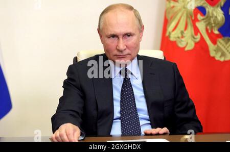 Novo-Ogaryowo, Russland. Oktober 2021. Der russische Präsident Wladimir Putin hält ein Videotreffen mit dem amtierenden Gouverneur der Region Tambow, Maxim Jegorov, aus der Novo-Ogaryov-Residenz am 4. Oktober 2021 in der Nähe von Moskau, Russland, ab. Quelle: Evgeniy Paulin/Kremlin Pool/Alamy Live News Stockfoto